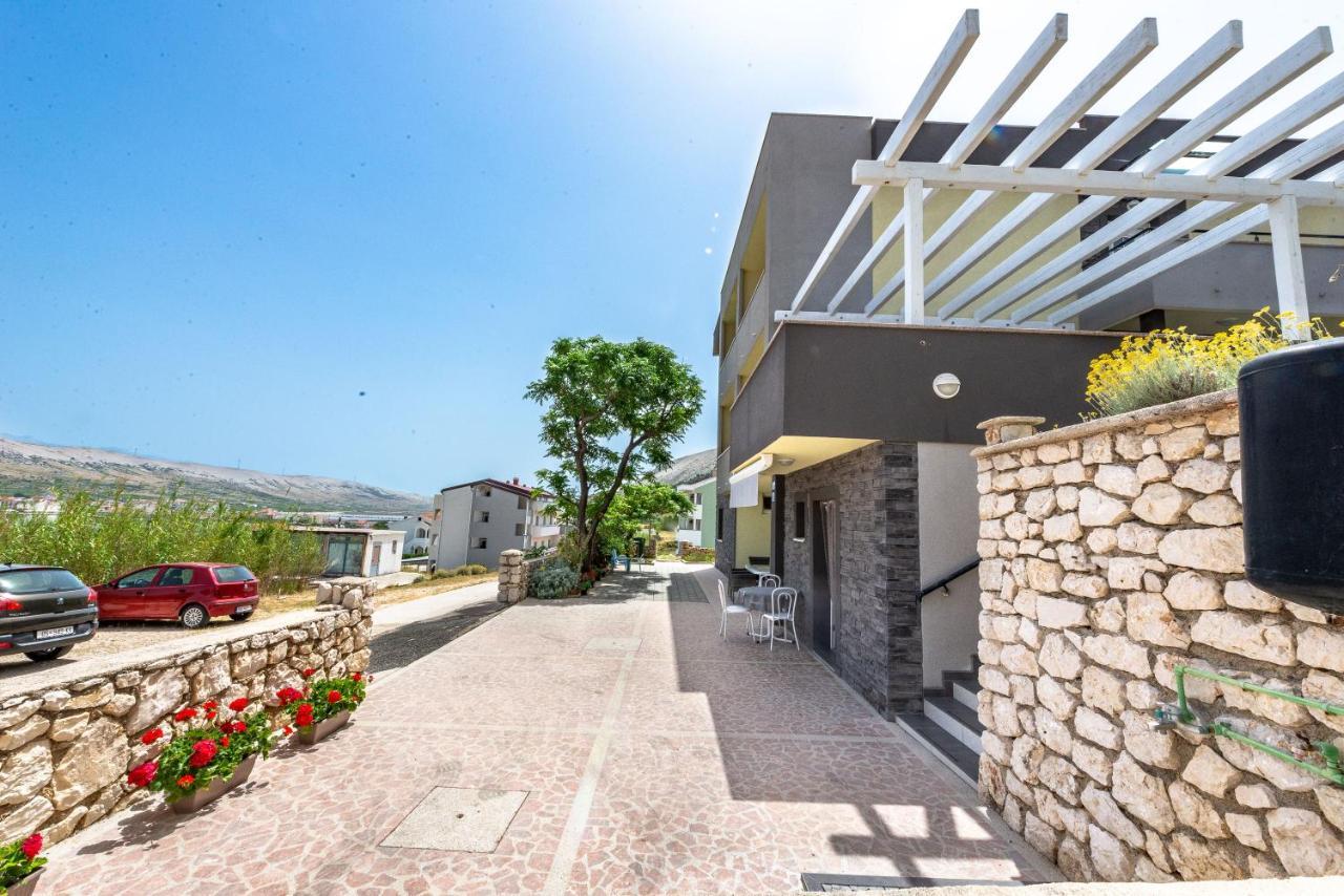 Apartments Lili Паг Екстериор снимка