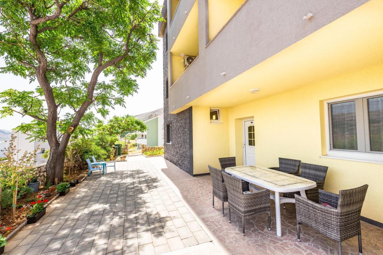 Apartments Lili Паг Екстериор снимка