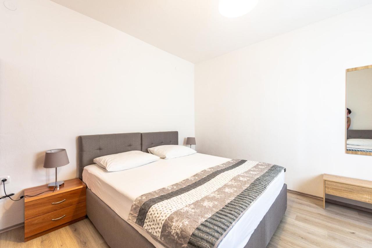 Apartments Lili Паг Екстериор снимка