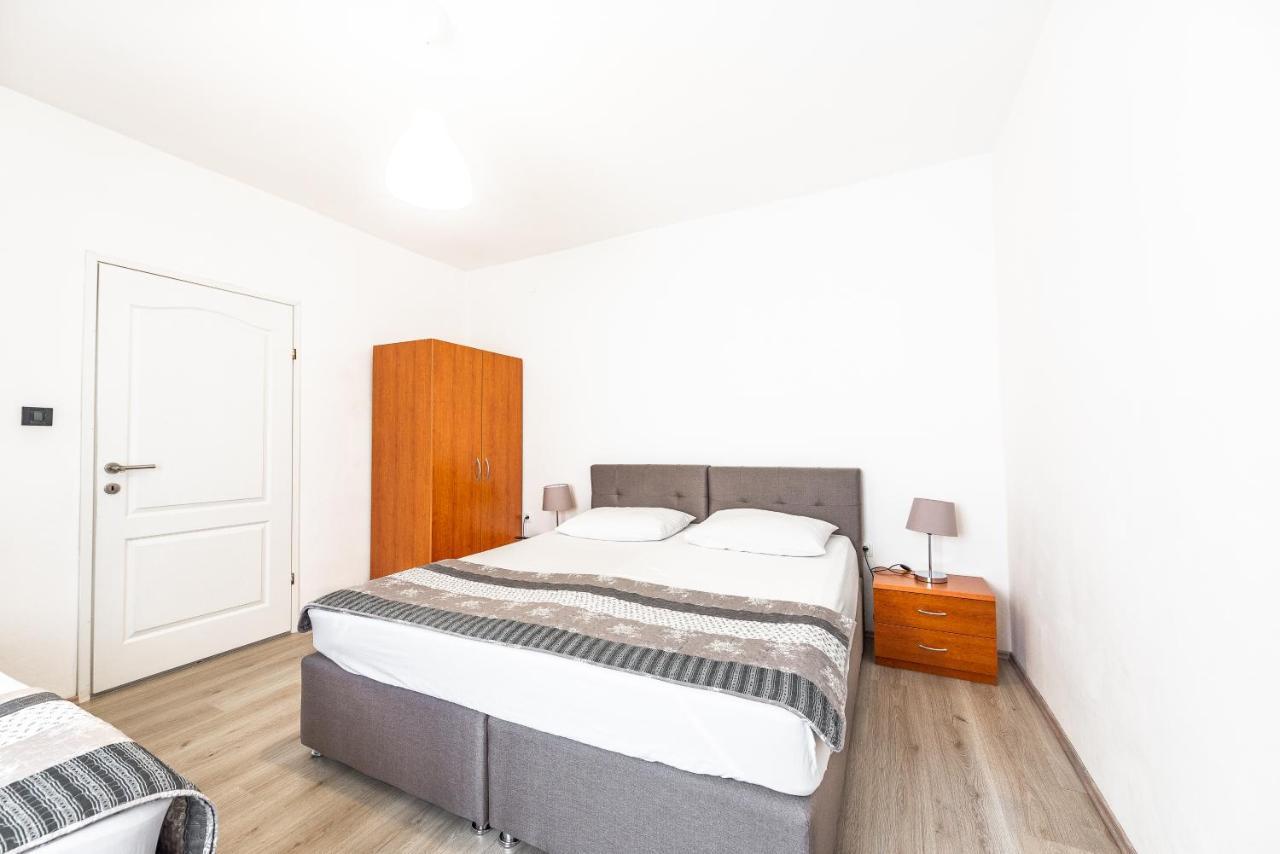 Apartments Lili Паг Екстериор снимка