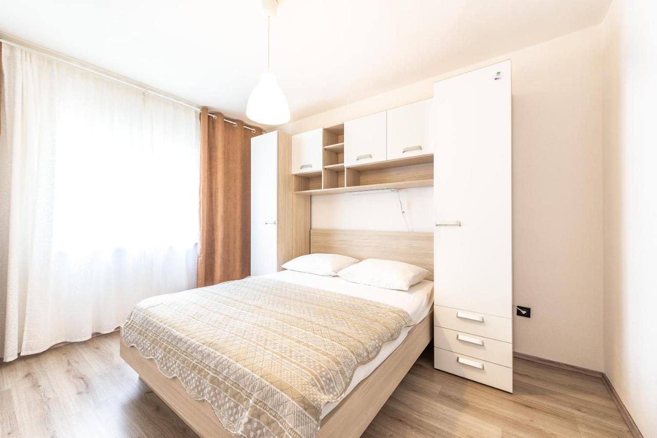 Apartments Lili Паг Екстериор снимка